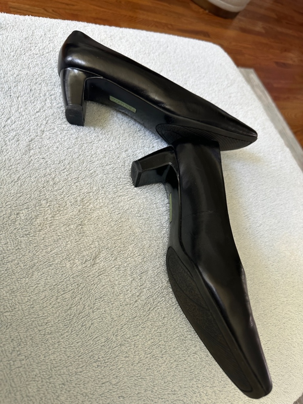 Black leather Easy Spirit dress shoes.  Size 10W.  Never worn. - Picture 2 of 2